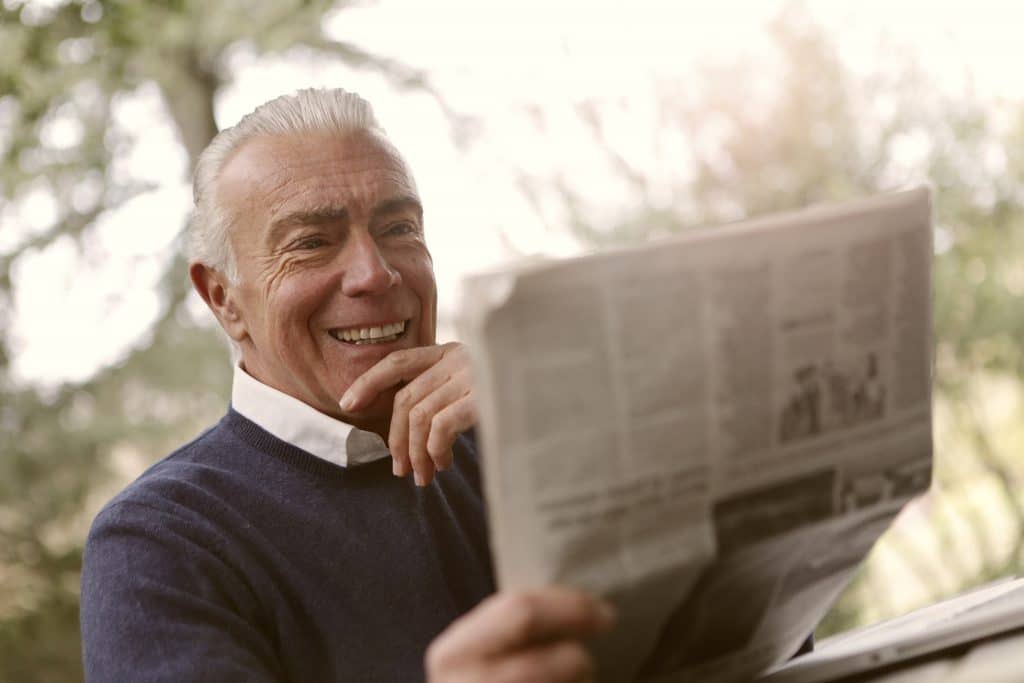 Senior læser avis